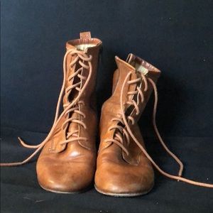 Frye Jillian booties size 7 in whiskey